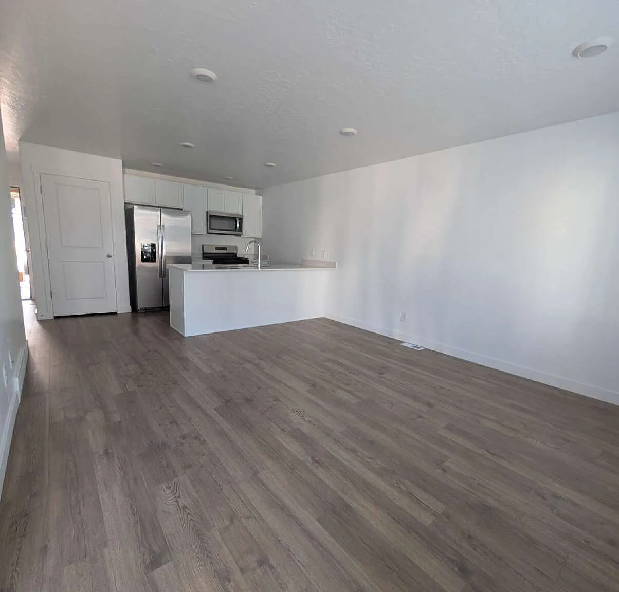 3 bed, 2.0 bath, 1399 sqft, $2,350 — Photo 1