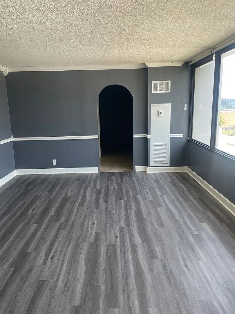 1 bedroom studio high-rise condo — Photo 3