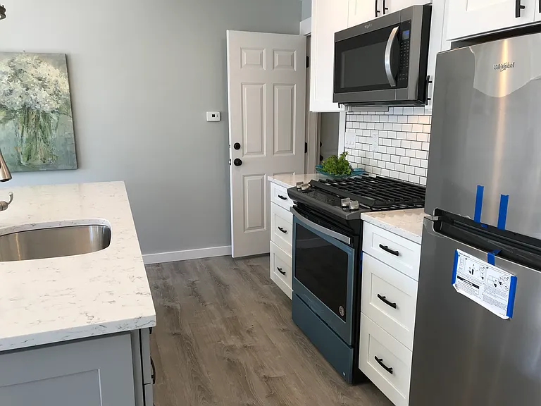530 NE Ryen St #B — Photo 3