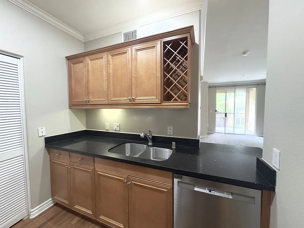 1 bed, 1.0 bath, 648 sqft, $2,550 — Photo 2
