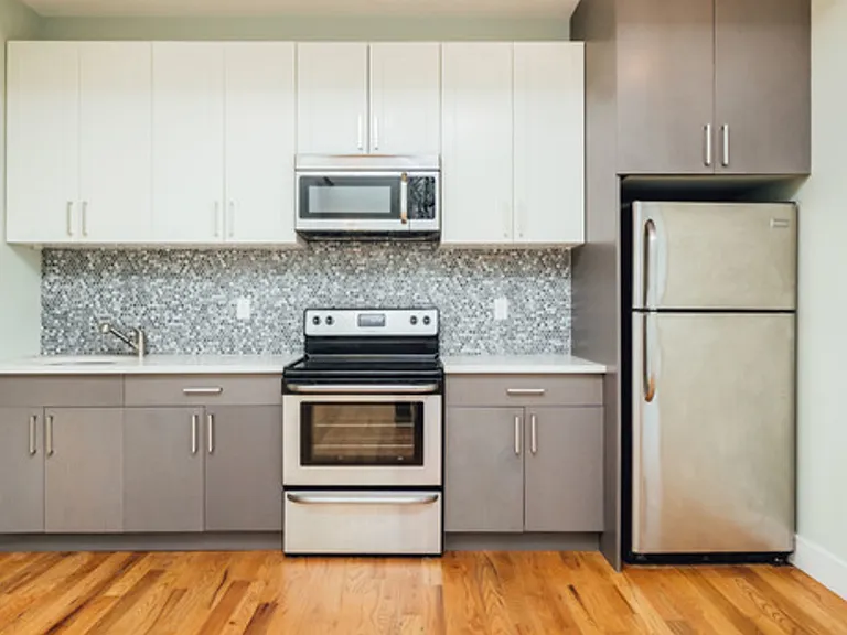 319 Melrose St #2F — Photo 1