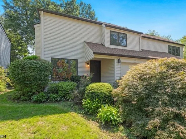 17 Stonegate Dr, Roseland, NJ 07068