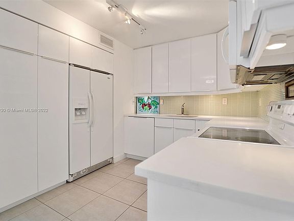 5th image of 1450 Brickell Bay Dr APT 612