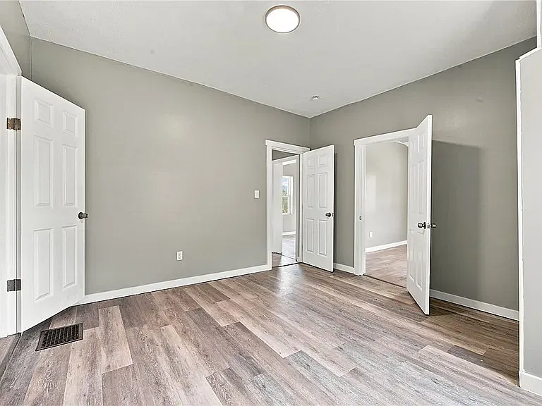 2 bed, $1,300 — Photo 3
