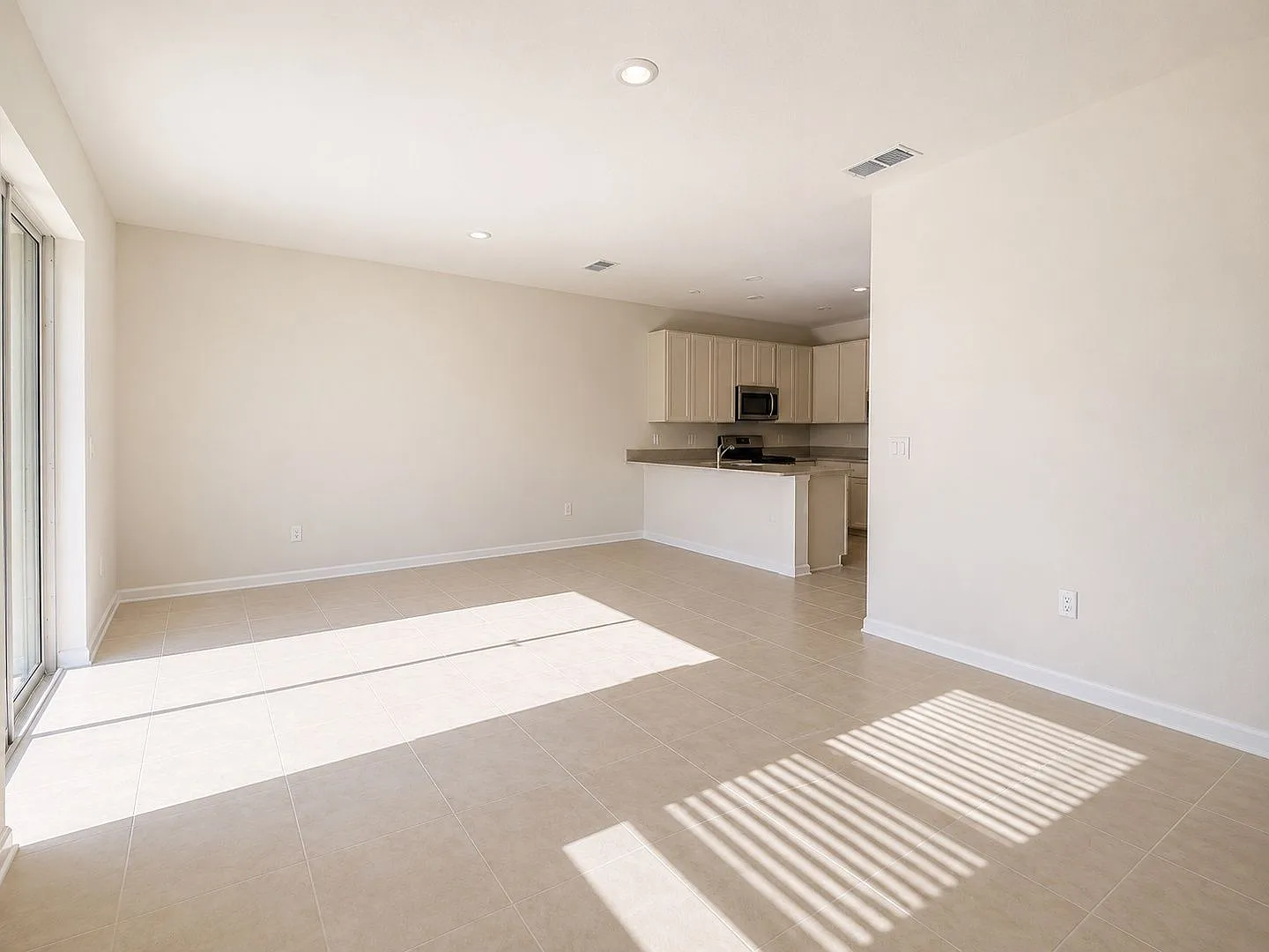 3 bed, 2.5 bath, 1834 sqft, $2,600 — Photo 3