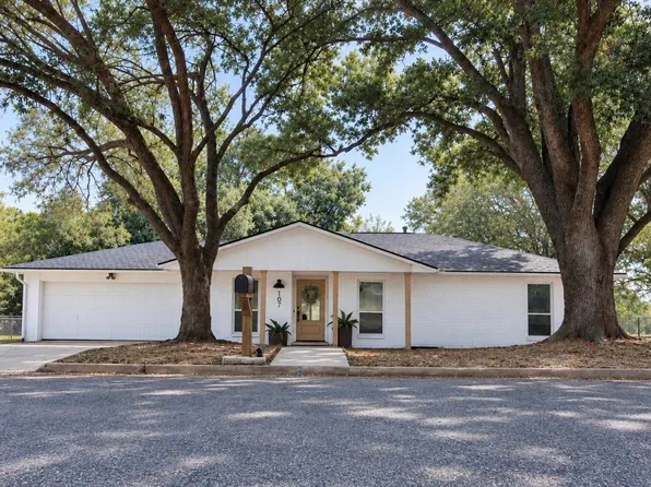 107 Machemehl Dr, Bellville, TX 77418