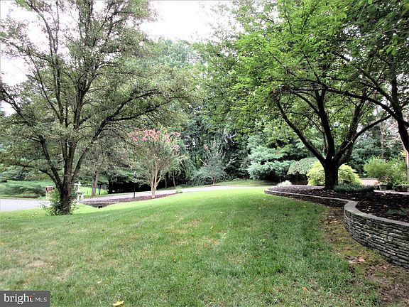 5th image of 912 Saint Eva Ln