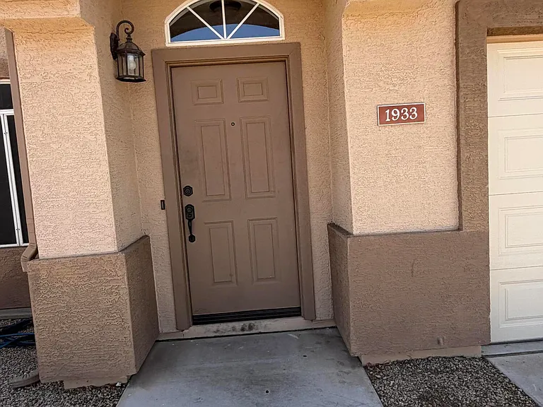 1933 E Tyson Pl — Photo 2