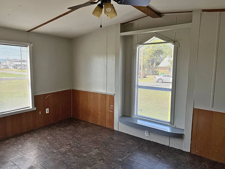 314 W 6th St — Photo 18