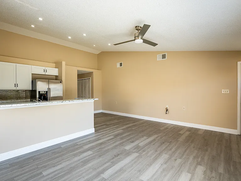 1025 Clovercrest Rd — Photo 8