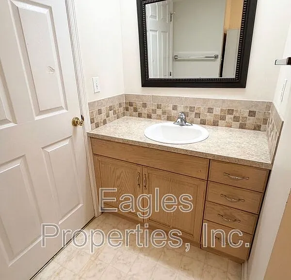 103 N Center St — Photo 16