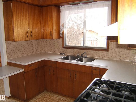 5th image of 5030 52nd Ave