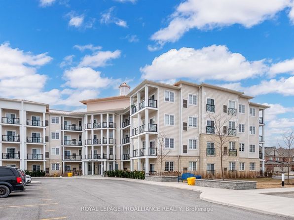 50 Lakebreeze Dr #221, Clarington, ON L1B 0V9