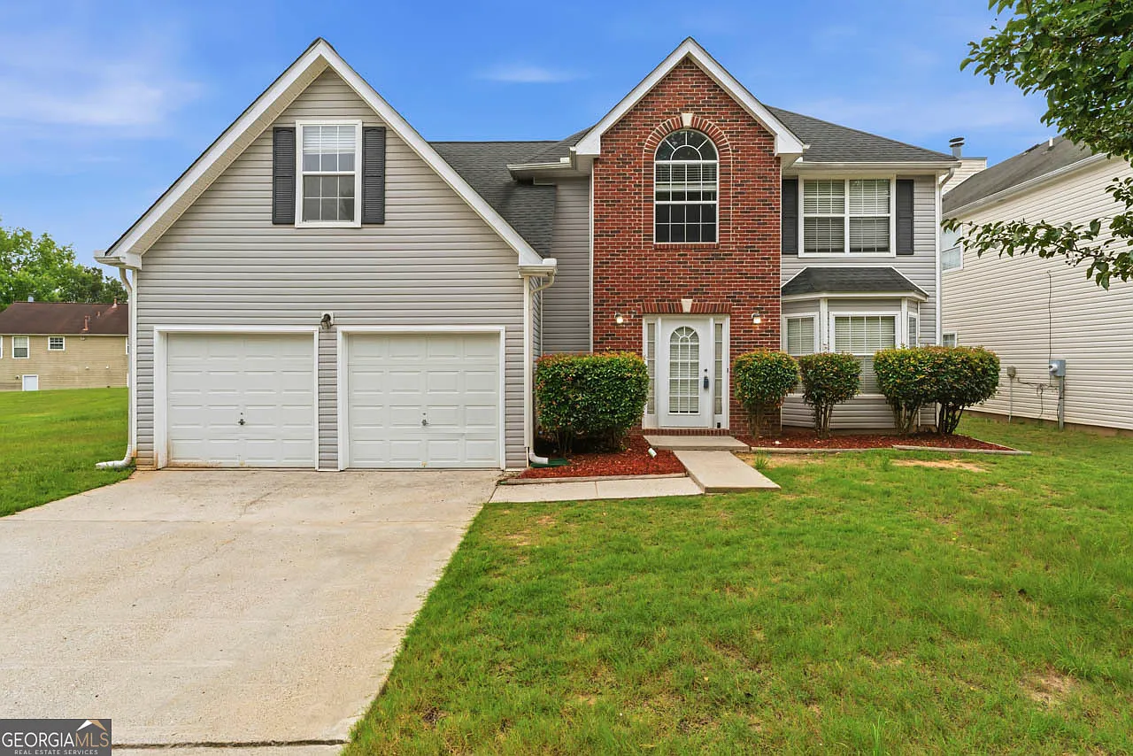 4 bed, 2.5 bath, 2590 sqft, $2,200 — Photo 1