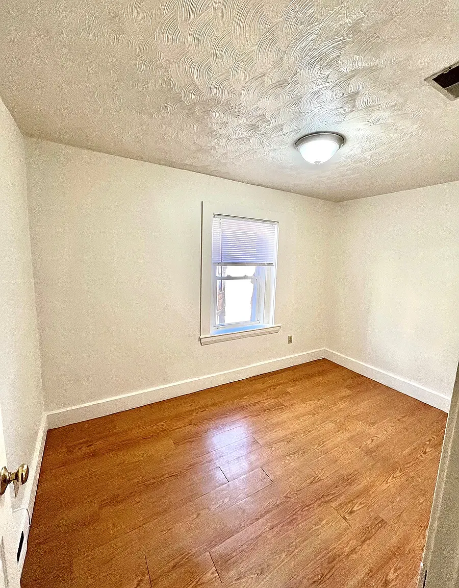 4 bed, 9999 sqft, $3,400 — Photo 4