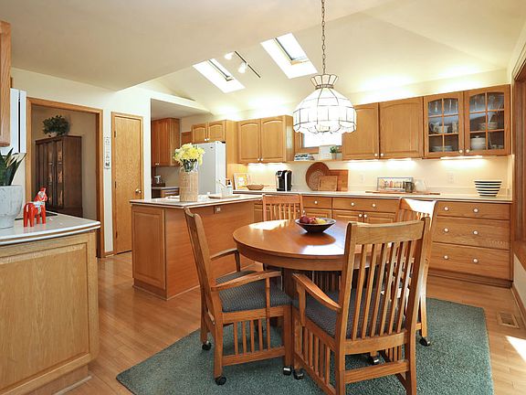 3rd image of 1347 Cumberland Cir W