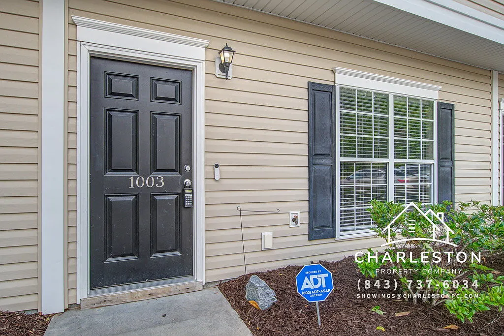 3 bed, 2.5 bath, 1328 sqft, $1,800 — Photo 2