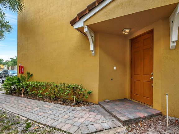 2nd image of 905 Pipers Cay Drive