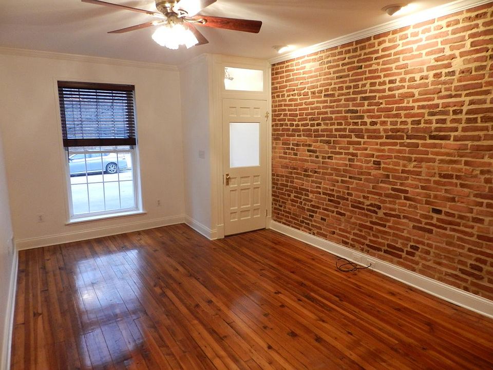 Living room w/ ceiling fan