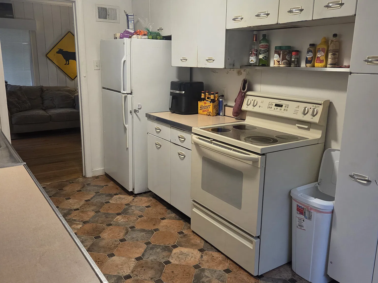 5 bed, 2000 sqft, $2,250 — Photo 2