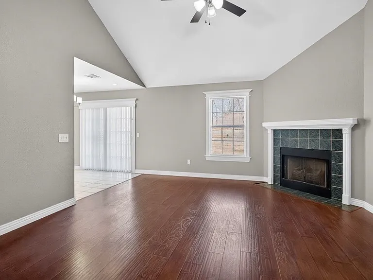 813 Marcus St — Photo 4