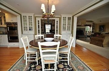 Light and bright breakfast room