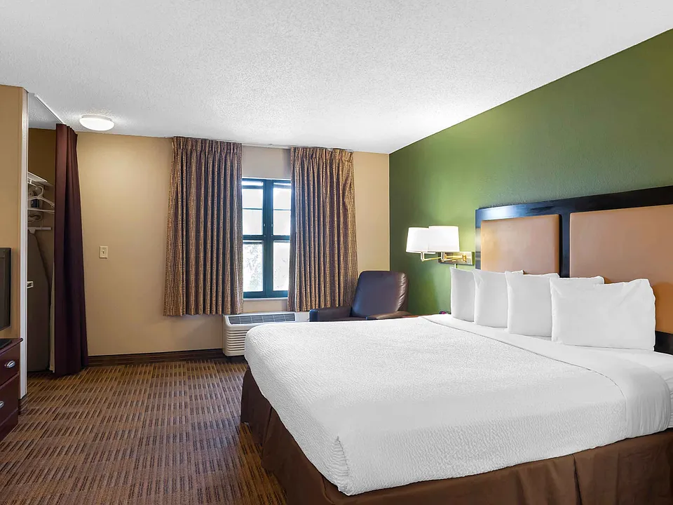 1 Bedroom Suite - 1 King Bed