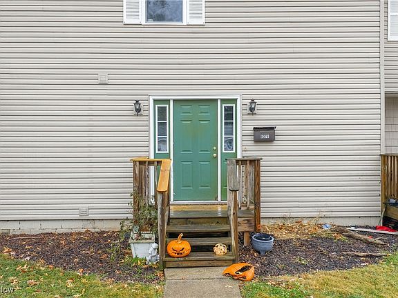 4th image of 837 2nd St SE