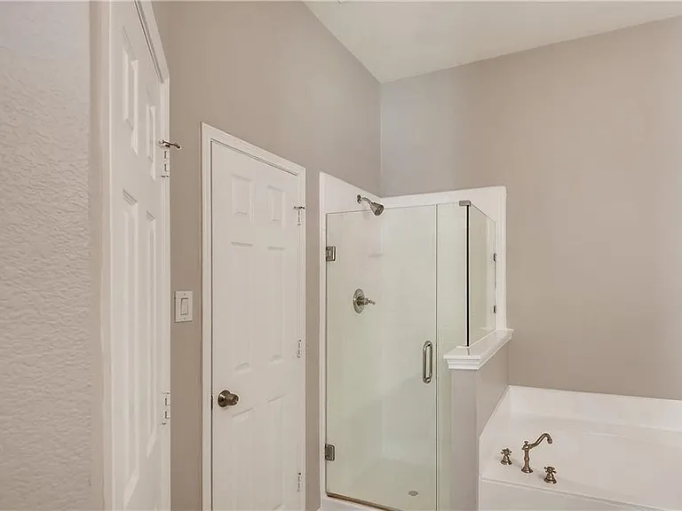 2425 Ravenhurst Dr — Photo 1