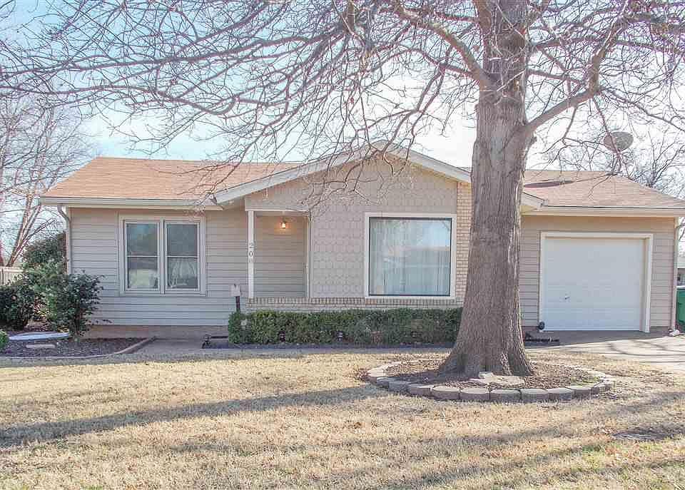 1st image of 208 Laurel Ln