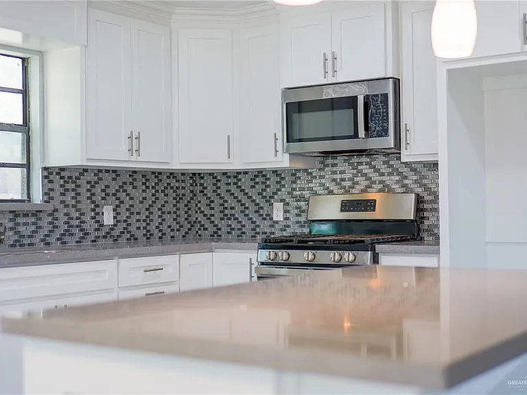 110 N Fir St — Photo 2