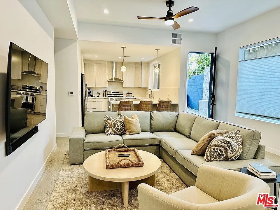 3 bed, 3.5 bath, 2043 sqft, $6,500 — Photo 4
