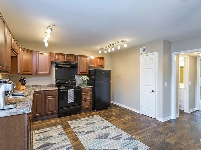 Maple Creek Apartments — Photo 8