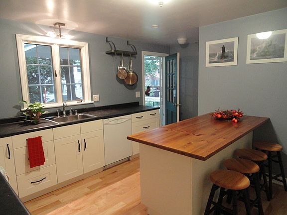 Large Eat-In Kitchen