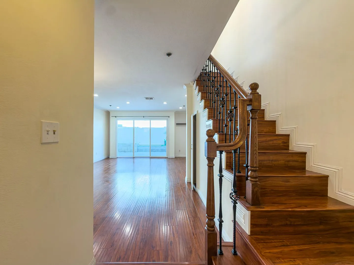 Spacious 2BR/2.5BA Condo with Private Patio in Glendale — Photo 2