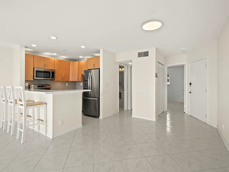400 Wilma Cir #207-1 — Photo 6