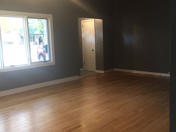 Living Room 23'x15'