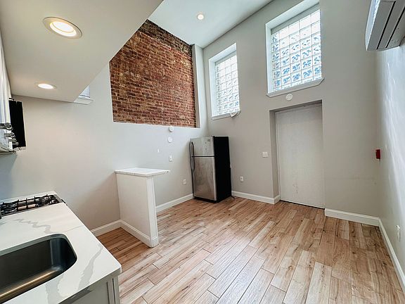3rd image of 45 Clifton Pl #12E