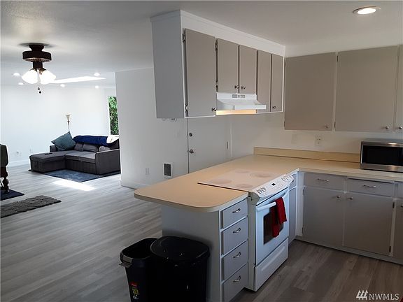 Lots of room for everything in this kitchen! 
