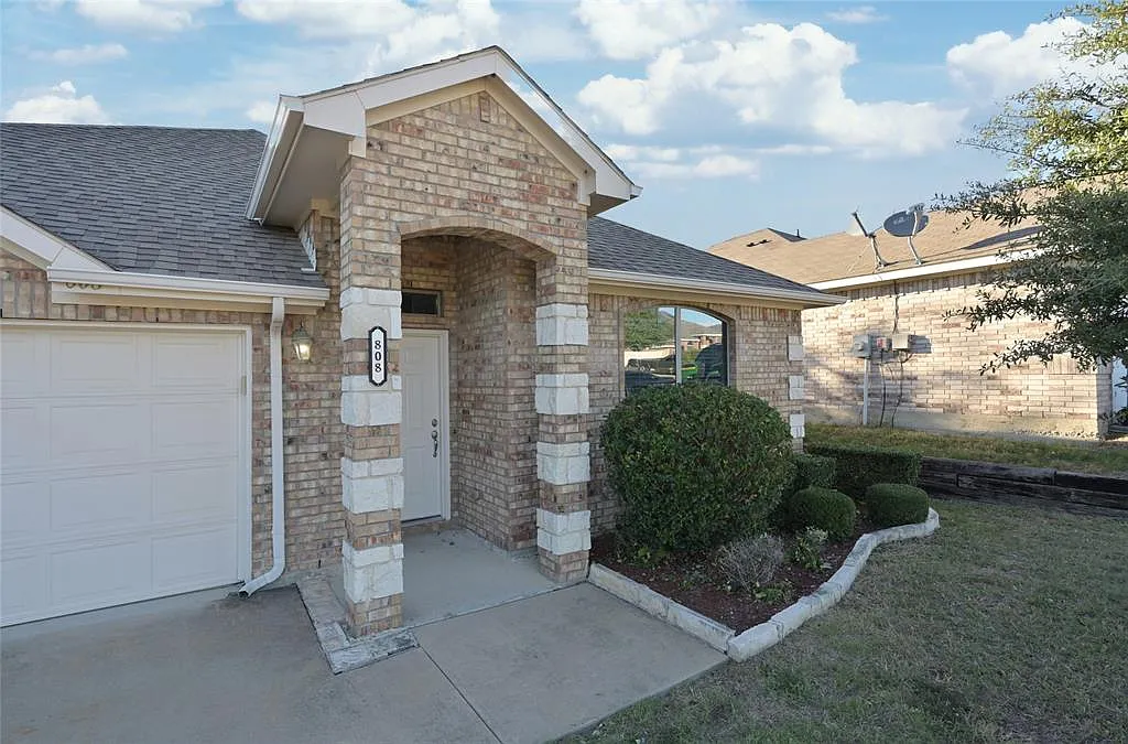 Covered Front Porch - 808 Bahar Ct