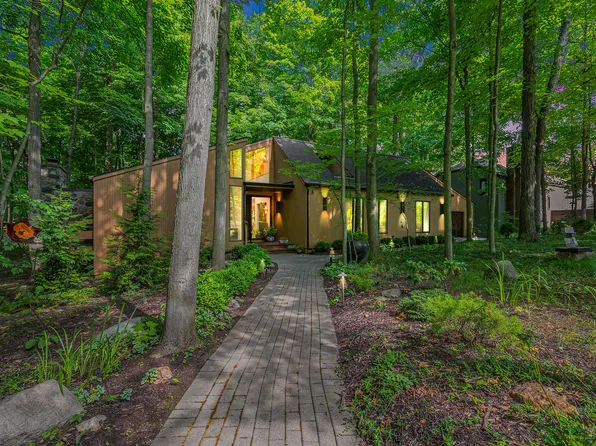 3975 Waldenwood Dr, Ann Arbor, MI 48105