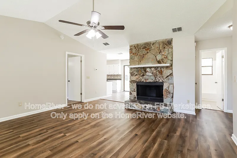 3 bed, 2.0 bath, 1392 sqft, $1,855 — Photo 2