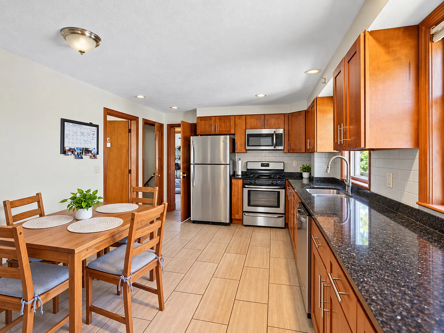 5 bed, 2398 sqft, $6,000 — Photo 3