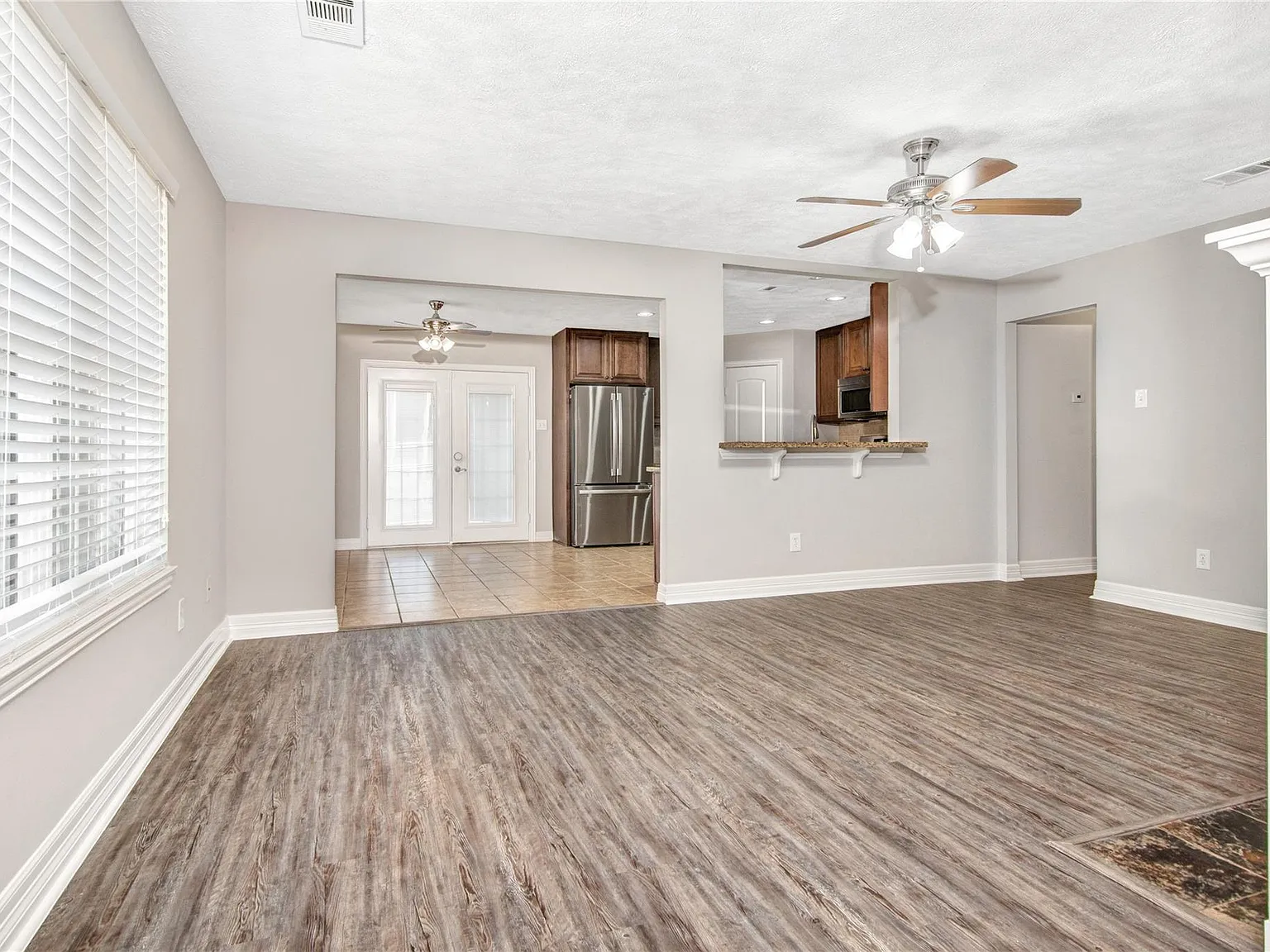 3 bed, 2.0 bath, 1446 sqft, $2,100 — Photo 3