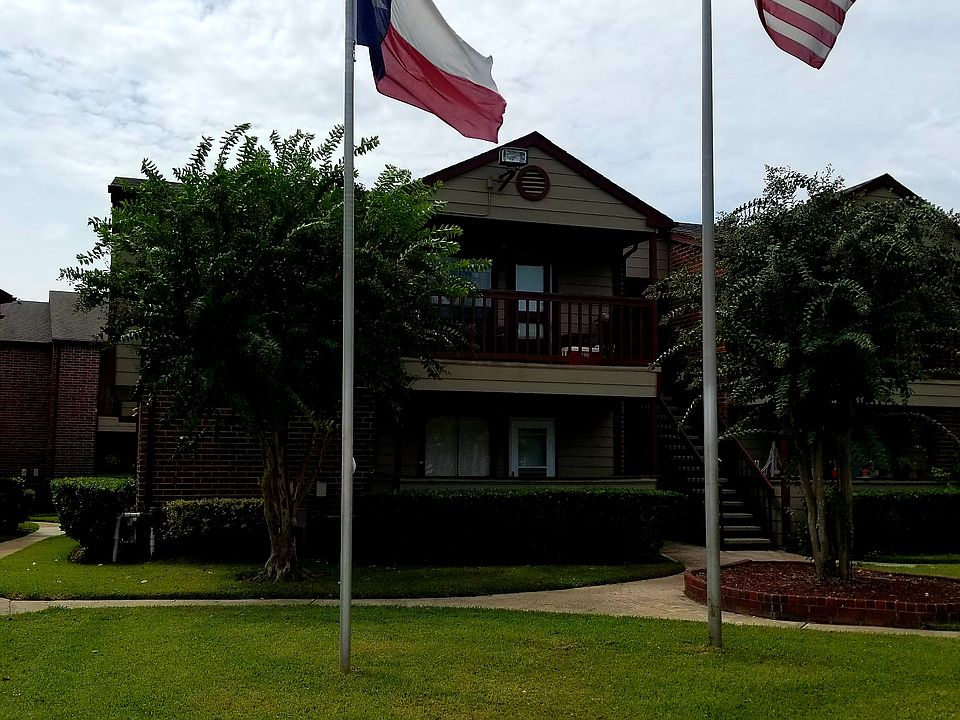 Flags poles in Culdesac