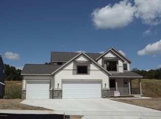 354 Highlander Dr NE, Rockford, MI 49341