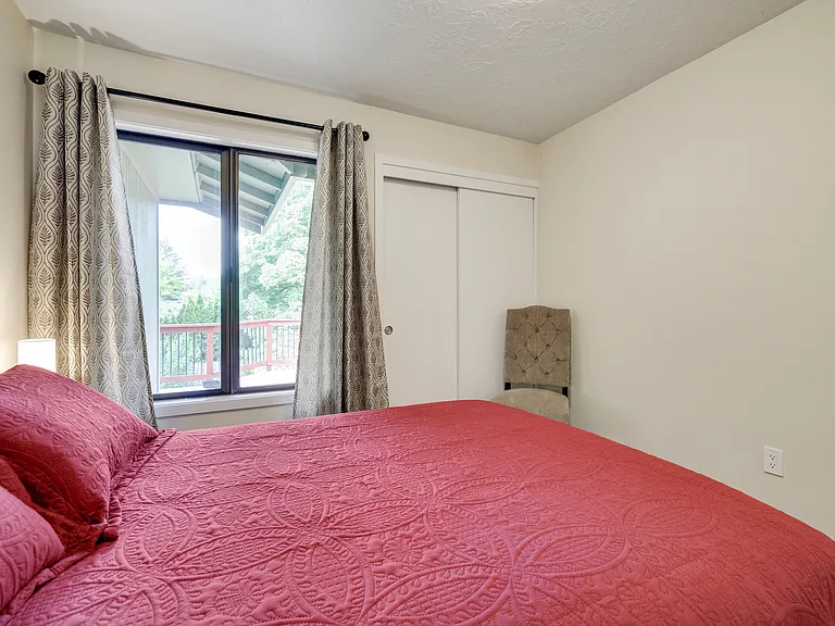 Upper Level
+2nd bedroom
+Double bed
+Closet
+Dresser