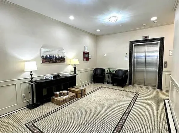 1635 Lexington Avenue image 1 of 8