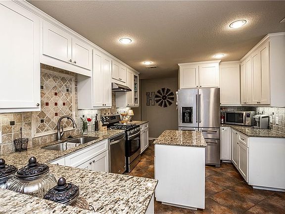 3rd image of 1115 W 9th St