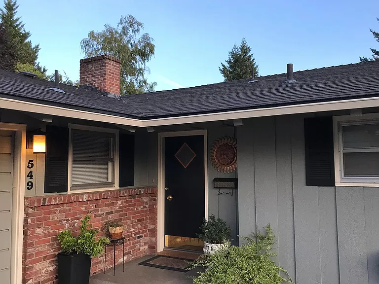549 Eastwood Dr — Photo 2